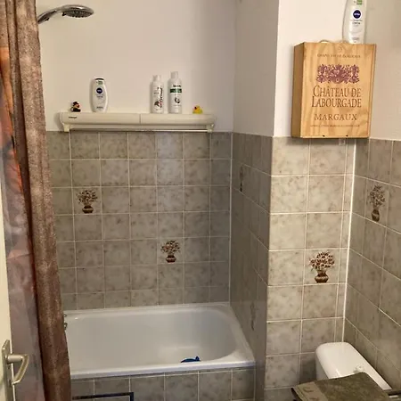 Διαμέρισμα Tiny W/ Balcony And Seaview, Even Out Of Your Bed ! *